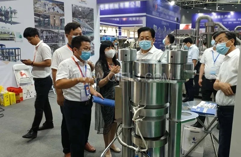 企鵝糧油機械榮獲第二十三屆中國農加工投洽會“優秀裝備展示獎”(圖2) 企鵝糧油機械榮獲第二十三屆中國農加工投洽會“優秀裝備展示獎”(圖2)